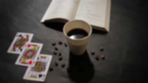 Poker oynamaq haqqında kitabı endirin